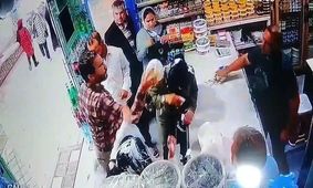 حمله با سطل ماست به دو شهروند بی‌حجاب و واکنش‌ها به آن/ ویدئو