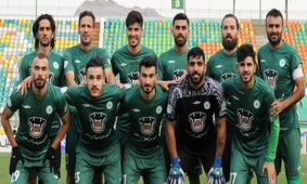 درگیری در ورزشگاه فولادشهر بالا گرفت/ اعتراض شدید ذوب‌آهنی‌ها به داوری

