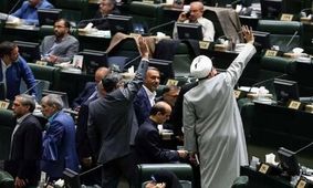 حمله تند روزنامه اصولگرا به مجلس: در جلسه سه شنبه با هر فریاد نمایندگان، دلار بالاتر رفت