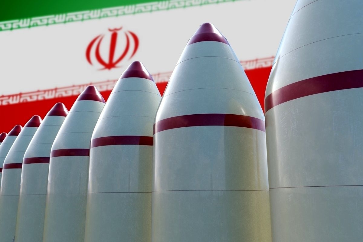 یکی دو بمب اتم هم بسازیم، در مقابل بمب‌های آن‌ها چیزی نیست/ آمریکا دنبال به تله انداختن ایران است نه توافق