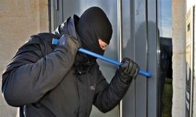 سارقان یک منزل با صاحب‌خانه ابراز همدردی‌ کردند

