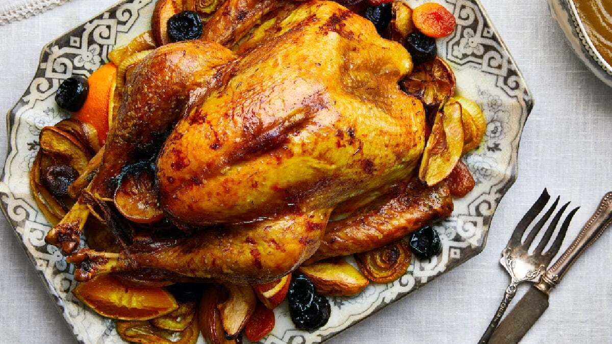 طرز تهیه مرغ تریاکی شکم پر با سس مخصوص