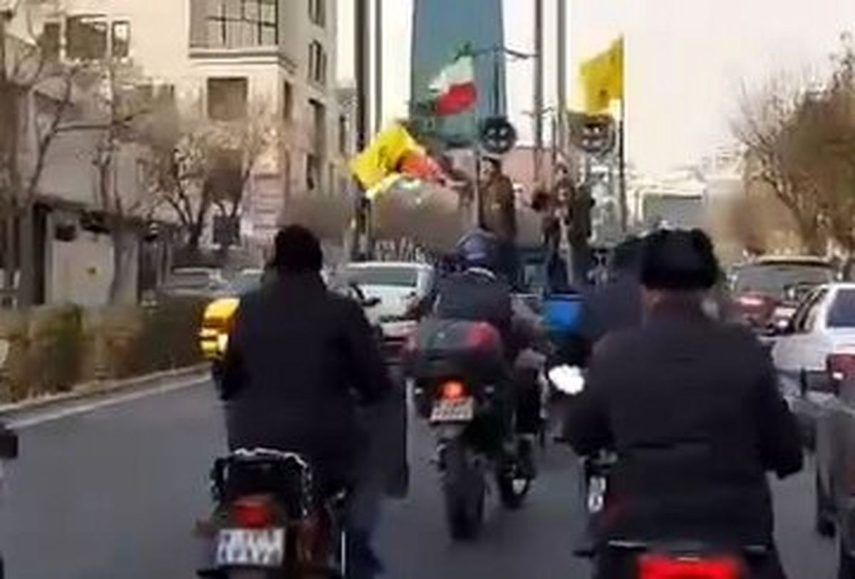 این عکس از تظاهرات موتوری در ایتا دست به دست شد
