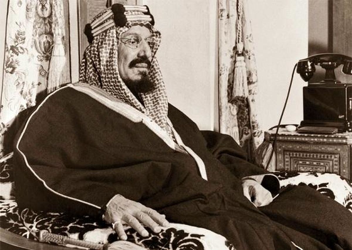 سفر در زمان؛ «ملک سعود پادشاه عربستان» در حال بازدید از کاخ عابدین مصر؛ سال 1316