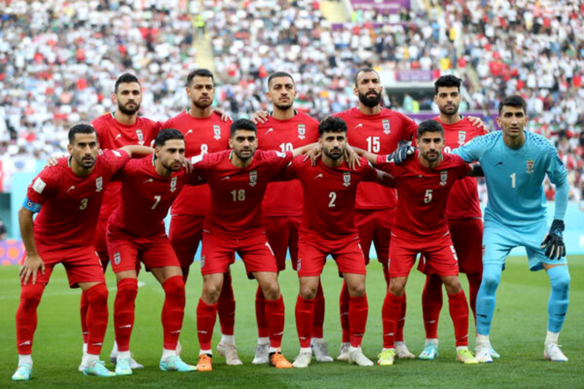 سوال روزنامه اصولگرا از بازیکنان تیم ملی: سرود را می‌خواندید و فحش می‌شنیدید بهتر نبود؟