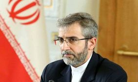 لباس خاص علی باقری در نمایشگاه کتاب تهران/ عکس

