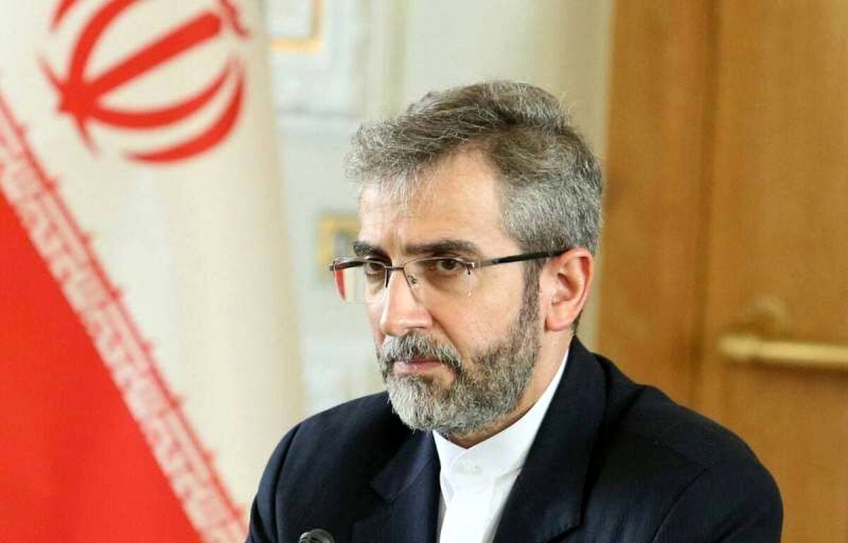 لباس خاص علی باقری در نمایشگاه کتاب تهران/ عکس

