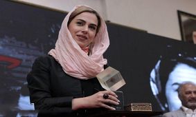 لحظه جایزه گرفتن تینا پاکروان برای سریال خاتون/ ویدئو