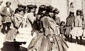 سفر به عصر قاجار؛ از «رقص کُردی» تا «نمایش پهلوانی» در کرمانشاه