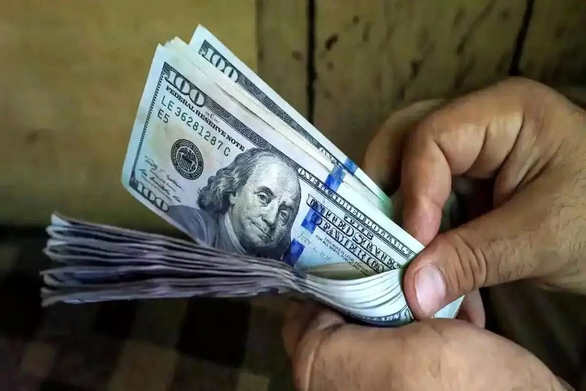 قیمت دلار در کانال ۱۳۸ هزار تومان/ افت قیمت با تشدید عرضه و حذف مرجع‌های خارجی با تداوم قطعی اینترنت