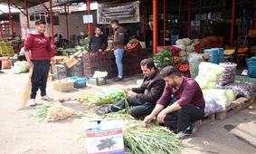 رئیس اتحادیه بار فروشان تهران: از ۵ اردیبهشت قیمت گوجه فرنگی زیر ۱۰ هزار تومان خواهد شد؛ سیب‌زمینی هم همین طور / پیاز در میدان اصلی میوه و تره‌بار خریدار ندارد / ۴۰ سال است که تقاضا می‌کنیم مسئولان برنامه‌ریزی کنند کشاورز بداند چه میزان کشت کند