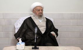 آیت الله مکارم: اینکه بخواهیم با فشار، مسئله حجاب و یا کمبود جمعیت را حل کنیم، درست نیست