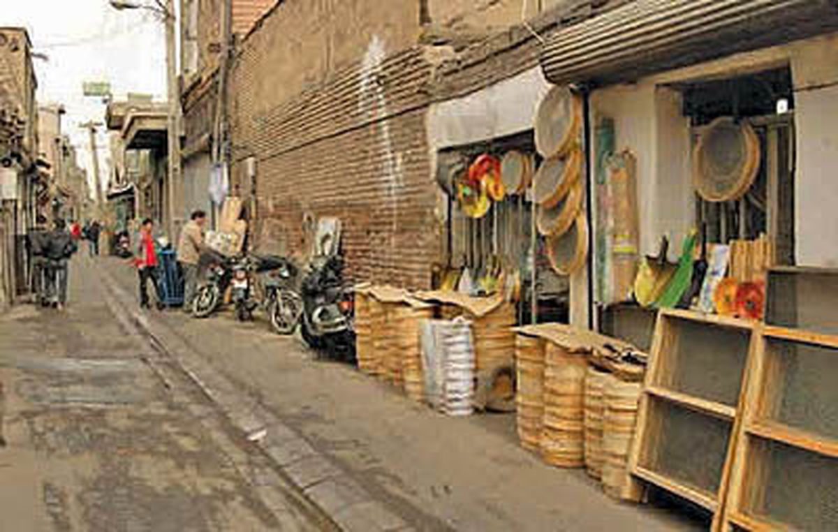 سفر در زمان؛ رهگذران در یکی از خیابان‌های اصفهان؛ 130 سال قبل