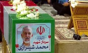 وداع با پیکر مطهر رئیس‌دفتر فرماندهی معظم کل قوا در حرم مطهر امام رضا (ع)/ مراسم تشییع و تدفین پیکر سرلشکر محمد شیرازی امروز در مشهد برگزار می‌شود/ تصاویر

