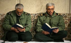  سفر به تاریخ؛ «سرلشکر باقری» در حال تسلیت گفتن به «سردار سلیمانی» در یک مراسم ترحیم/ تصاویر