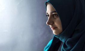 غسل جنابت در زنان چگونه انجام می‌شود و چه احکامی دارد؟