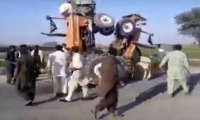 تفریح عجیب کشاورزان پاکستانی +فیلم