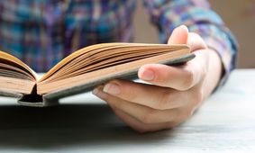 خواندن کتاب برای کاهش دردهای مزمن