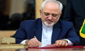 ظریف: بخش‌هایی از پهپاد نظامی آمریکایی را از داخل آب‌های سرزمینی خود بازیابی کردیم