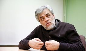 سوال توئیتری مهاجری از معاون حوزه علمیه: شما که تا آخر پای احمدی نژاد ایستادید بگویید چه نقشی در نزاع بین آیت‌الله یزدی و آملی لاریجانی دارید؟