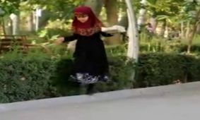 دختر شهید مدافع حرم فال می‌فروشد