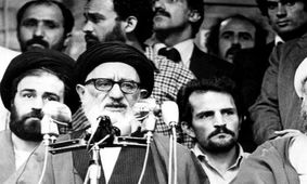روایت دختر آیت‌الله طالقانی از فوت پدرش، جمله عجیب روی سنگ قبر، ماجرای تخریب شهر نو و ...