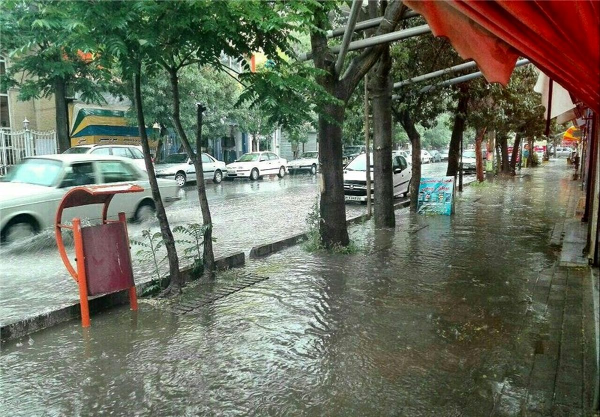 بارش برف و لغزندگی جاده‌های کوهستانی، آبگرفتگی معابر و بالا آمدن رودخانه‌ها