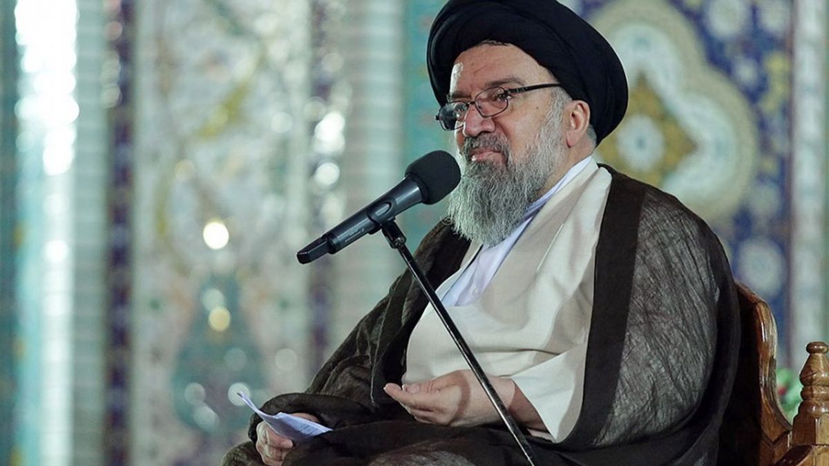 انتقاد احمد خاتمی از وضعیت حجاب در قم: اعتراف کرده‌اند که به آنها پول می‌دهند، اطراف صفائیه ساعتی قدم بزنند تا حریم بشکنند