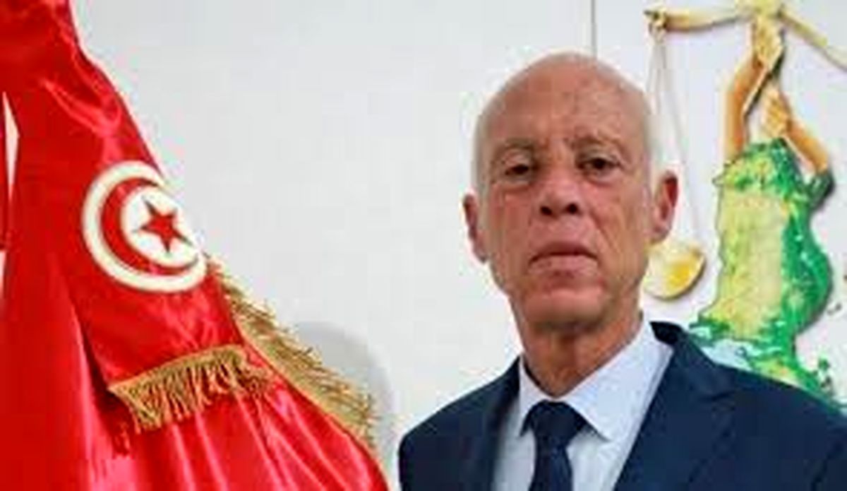 رئیس‌جمهور منتخب تونس، با خودروی شخصی‌اش عازم کاخ ریاست‌جمهوری شد / عکس