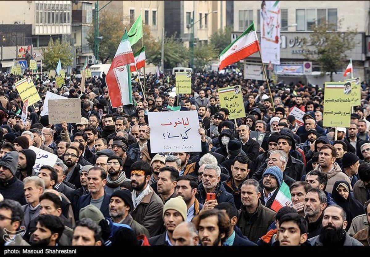 روی پلاکارد دست‌نویسی در تجمع دیروز میدان انقلاب تهران نوشته: «لیاخوف کجایی؟!»