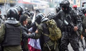 وزیر کشور فرانسه معترضان را اراذل و سبک مغز خواند| تصاویر