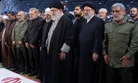 بدرقه‌ای همپای شکوه سردار / رهبر انقلاب بر پیکر مطهر شهدای مقاومت نماز اقامه کردند