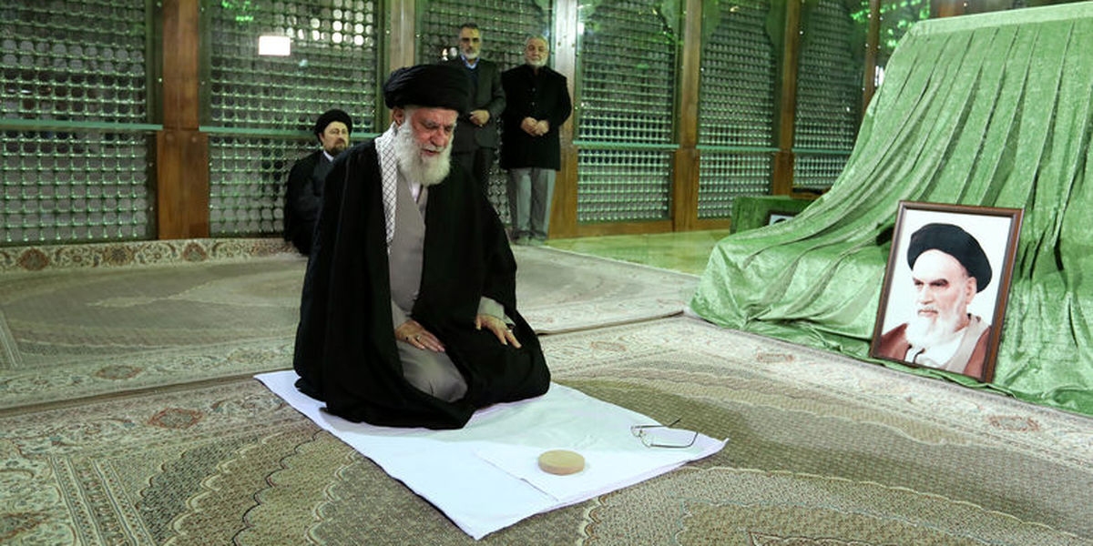 رهبر انقلاب اسلامی در مرقد امام خمینی(ره) وگلزار شهدا حضور یافتند