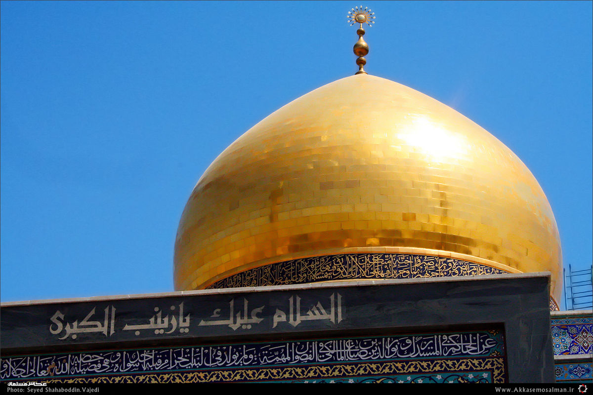 تصویر کدام شهید مدافع حرم روبه‌روی درب ورد به حرم حضرت زینب (س) است؟ / فیلم