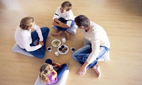 فواید غذا خوردن در حالت نشسته روی زمین