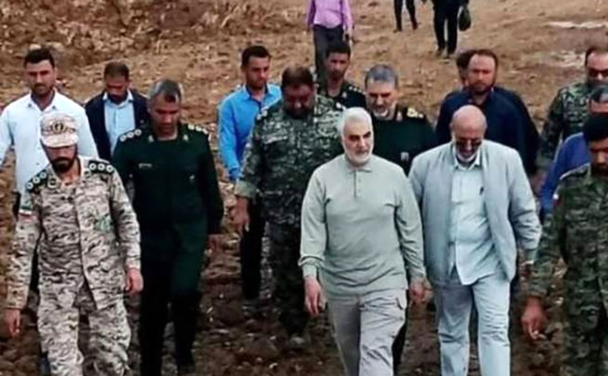 ماجرای بوسیدن دست یک پیرمرد سیل‌زده توسط سردار سلیمانی