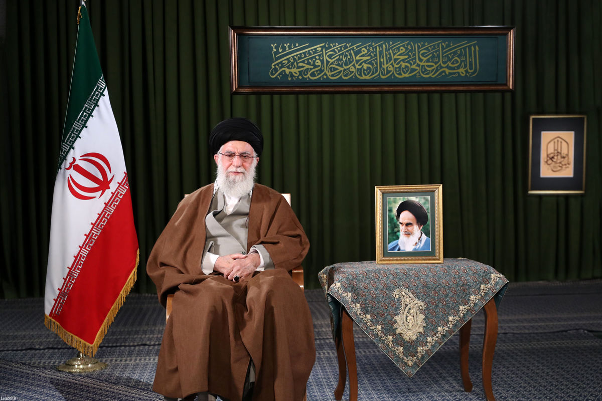 مقام معظم رهبری: اگر قدرت سیاسی نباشد، قلدرها و تنبل‌ها زیر بار نمی‌روند