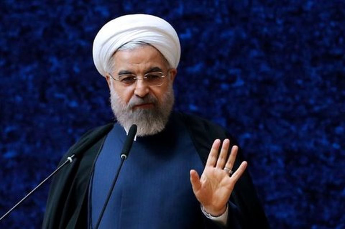 توهین به روحانی در روز جانباز با دستِ بی‌قرار / چرا دست روحانی لرزش دارد؟