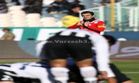 پسرک شر شمالی و بازوبند پرسپولیس در پایتخت