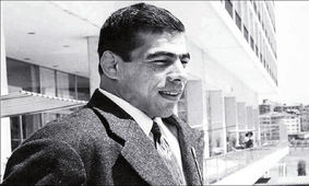 نصب عکس و شیشه محافظتی روی مزار جهان پهلوان تختی