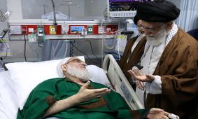 فیلم عیادت رهبر انقلاب از آیت الله شاهرودی