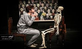 بازیگری که برای جنازه معشوقه‌اش نمایش اجرا می‌کند