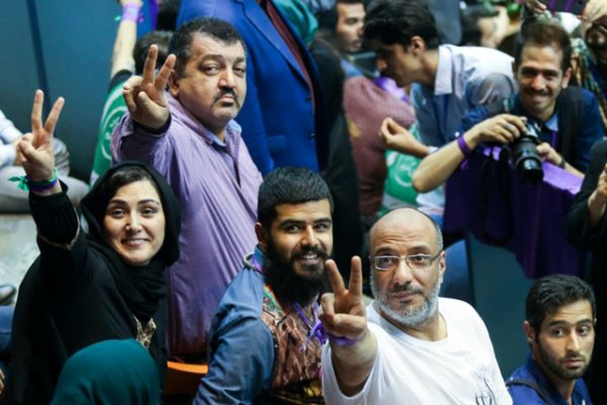حضور هنرمندان در استادیوم 12هزار نفری آزادی برای حمایت از روحانی/ از لیلی رشیدی تا رضا کیانیان و امیر جعفری