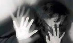 آزار جنسی آقای دکتر به زن جوان در یک قدمی شوهرش