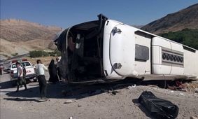 واژگونی یک دستگاه اتوبوس در اتوبان کرج / یک تن کشته و ۲۷ تن مجروح شدند