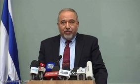 لیبرمن: به تصویر کشیدن پرچم لبنان روی ساختمان شهرداری تل آویو "خیانت" است