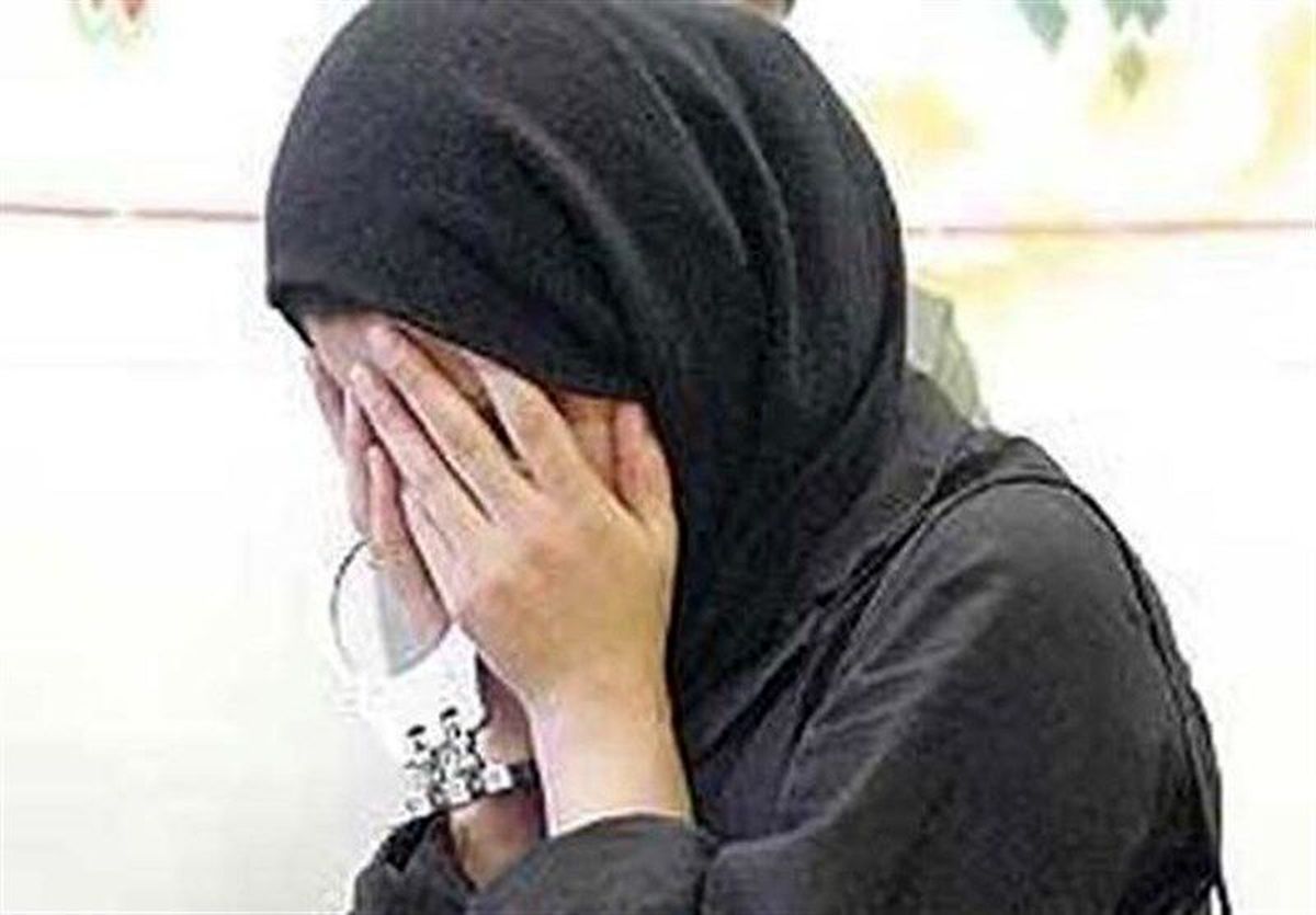 یک زن از حیاط خانه شان تا کلیسای تاریخی تونل زد