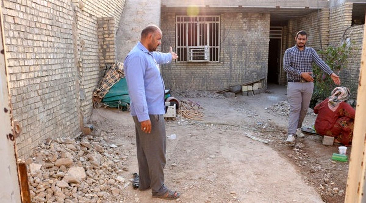 صف‌آرايي لودرها برای تخریب روستاي ابوالفضل
