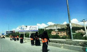 زنان رفتگر درحال تمیز کردن یکی از خیابان های اصلی شهر