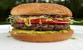 چگونه در خانه یک همبرگر گیاهی درست کنیم؟